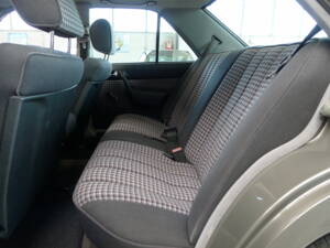 Image 24/34 de Mercedes-Benz 190 E 1.8 (1991)