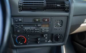 Immagine 25/35 di BMW 320i (1988)