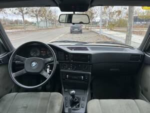 Image 6/8 of BMW 525i (1983)