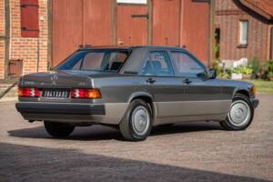 Immagine 12/73 di Mercedes-Benz 190 D 2.5 (1990)