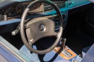 Bild 12/69 von Mercedes-Benz 190 E (1988)