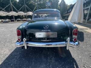 Image 4/21 de Mercedes-Benz 220 SE (1960)