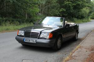 Image 3/22 of Mercedes-Benz E 320 (1994)