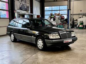 Bild 29/54 von Mercedes-Benz 300 TD Turbo (1993)