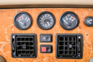 Image 20/50 of MG RV8 (1991)