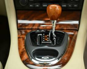 Image 32/50 of Jaguar XJ 8 4.2 (2007)