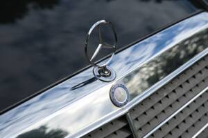 Image 18/63 of Mercedes-Benz 220 E (1993)