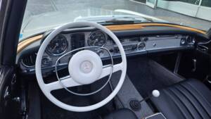 Image 4/26 de Mercedes-Benz 280 SL (1970)