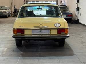 Immagine 4/35 di Mercedes-Benz 200 (1975)