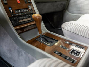 Immagine 13/40 di Mercedes-Benz 380 SE (1985)