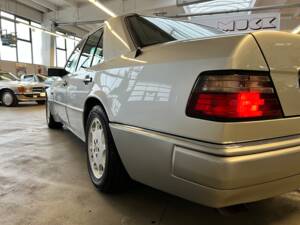 Afbeelding 42/62 van Mercedes-Benz E 500 (1995)