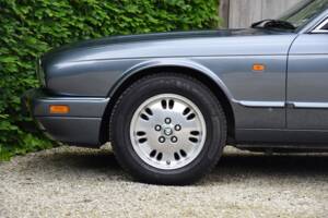 Image 16/40 of Jaguar XJ 6 4.0 Sovereign (1995)