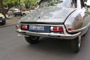 Image 18/22 of Citroën DS 21 Pallas (1966)