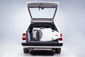 Image 39/40 of Mercedes-Benz 300 TE (1991)