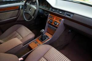Bild 17/33 von Mercedes-Benz 230 E (1990)