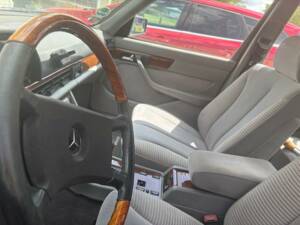 Immagine 6/13 di Mercedes-Benz 300 SE (1990)