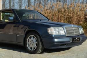 Afbeelding 11/50 van Mercedes-Benz 200 CE (1992)