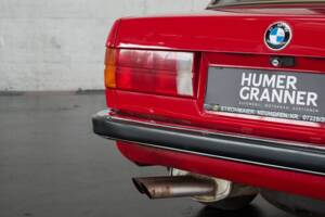 Bild 29/50 von BMW 325i (1986)