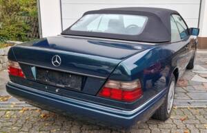 Afbeelding 10/38 van Mercedes-Benz E 200 (1995)