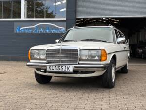 Image 2/66 of Mercedes-Benz 200 T (1984)