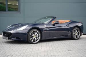 Image 4/50 de Ferrari California (2012)