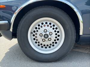 Image 13/20 of Daimler Double Six (1992)