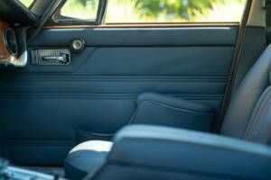 Image 42/50 of Jaguar XJ 6 4.2 (1970)