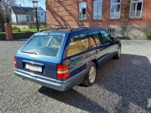 Bild 4/15 von Mercedes-Benz E 300 T 4MATIC (1994)