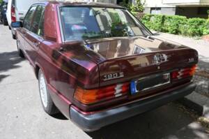Bild 3/4 von Mercedes-Benz 190 E 1.8 Avantgarde "Rosso" (1993)
