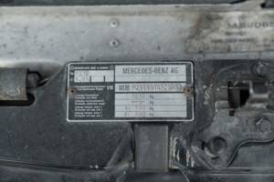 Bild 43/48 von Mercedes-Benz 200 CE (1990)