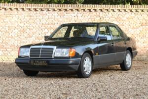 Image 16/50 of Mercedes-Benz 200 E (1992)