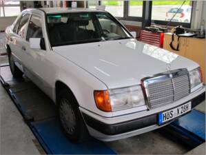 Image 1/71 of Mercedes-Benz 300 E 4-Matic (1990)