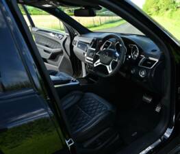 Image 25/49 of Mercedes-Benz ML 63 AMG (2013)