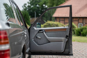 Image 37/66 of Mercedes-Benz 200 TE (1989)