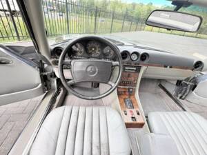 Image 24/50 de Mercedes-Benz 560 SL (1988)