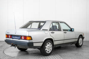 Image 2/50 of Mercedes-Benz 190 E (1986)