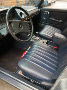 Image 12/19 of Mercedes-Benz 280 E (1981)