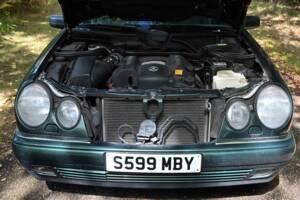 Image 31/50 of Mercedes-Benz E 320 (1998)