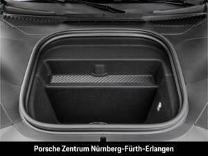 Image 38/50 of Porsche Cayenne S Electric (2026)