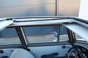 Image 8/50 of Mercedes-Benz 220 b (1965)