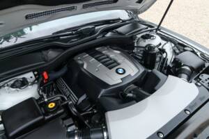 Immagine 38/50 di BMW 750i (2007)