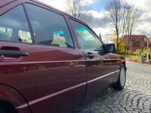 Image 4/27 of Mercedes-Benz 190 E 1.8 Avantgarde &quot;Rosso&quot; (1993)