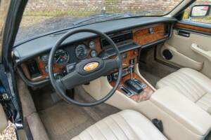 Image 16/50 of Jaguar XJ 12 (1987)