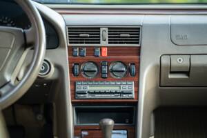 Bild 34/74 von Mercedes-Benz C 280 (1993)
