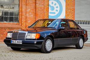 Bild 2/26 von Mercedes-Benz 300 E (1991)