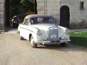 Image 6/8 of Mercedes-Benz 220 SE Cabriolet (1960)