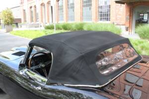 Image 15/24 of Jaguar E-Type (1970)