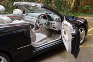Image 25/49 of Mercedes-Benz CLK 500 (2004)