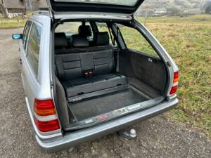 Image 15/16 of Mercedes-Benz E 300 Turbodiesel T (1996)