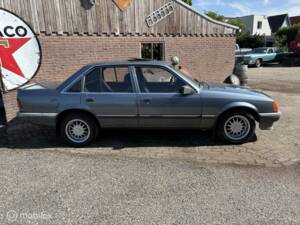 Image 32/35 de Opel Rekord 2,0 E (1985)